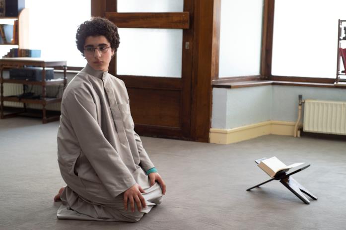 Ahmed Ahmed in L'età giovane prega