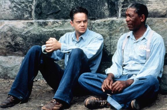 Tim Robbins e Morgan Freeman in una scena del film Le ali della libertà