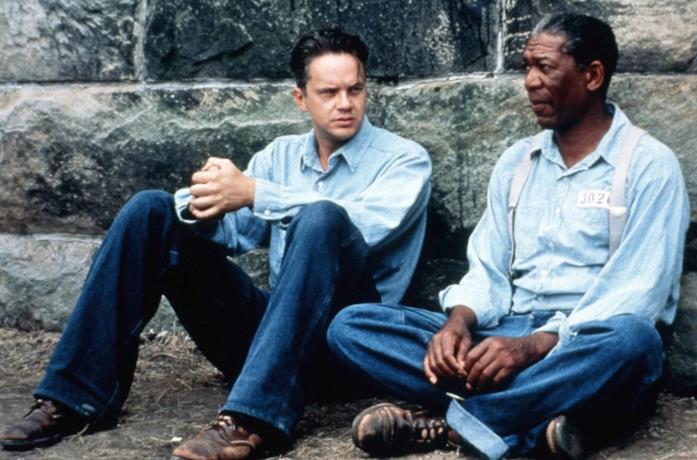 Tim Robbins e Morgan Freeman in una scena del film Le ali della libertà