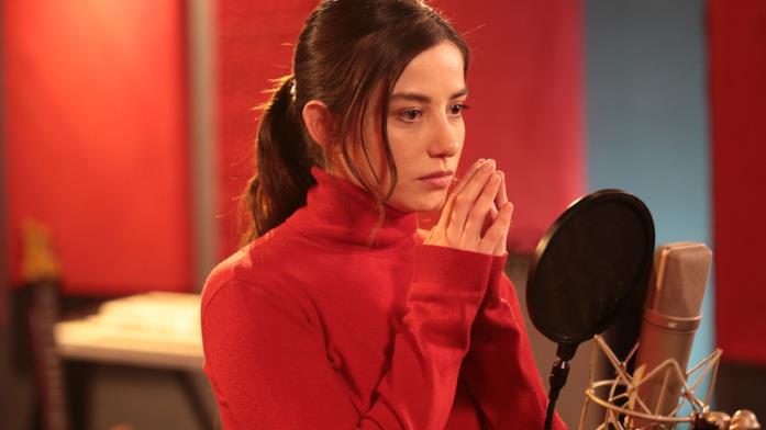 Özge Gürel in una scena di Yildizlar Sahidim Yilzizlar Sahidim, Özge Gürel interpreta Harizan