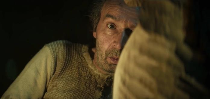 Roberto Benigni Roberto Benigni osserva il pezzo di legno intagliato