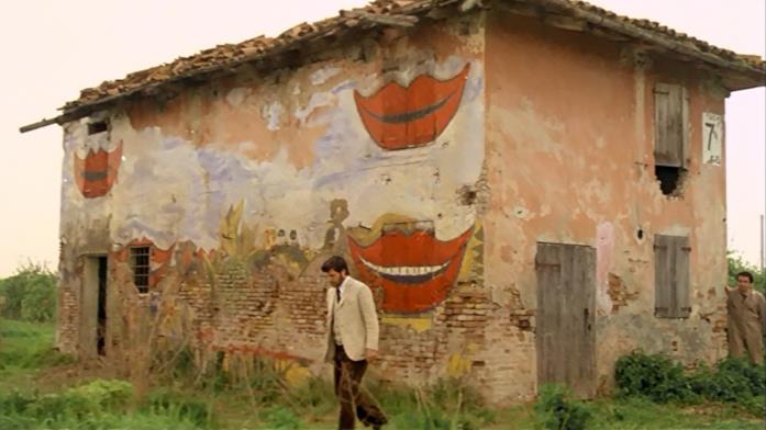 Il protagonista davanti alla casa con le "finestre che ridono"