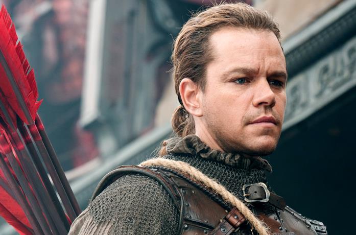 Matt Damon con un costume di scena del film