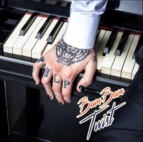 Bam Bam Twist La mano di Lauro appoggiata a un pianoforte