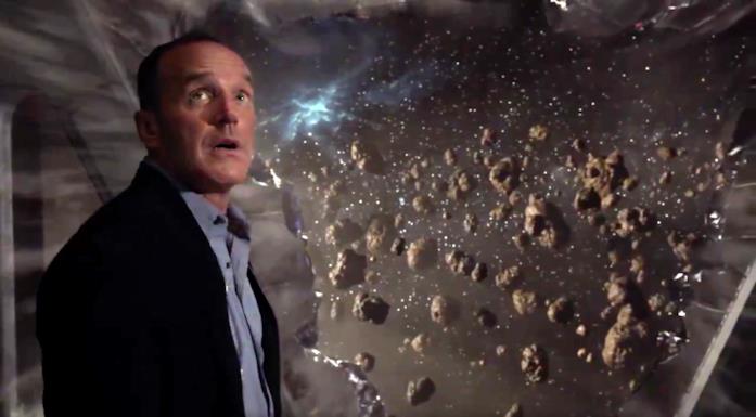 Lo sguardo sperduto dell'agente Coulson Lo sguardo sperduto dell'agente Coulson in una scena della season première