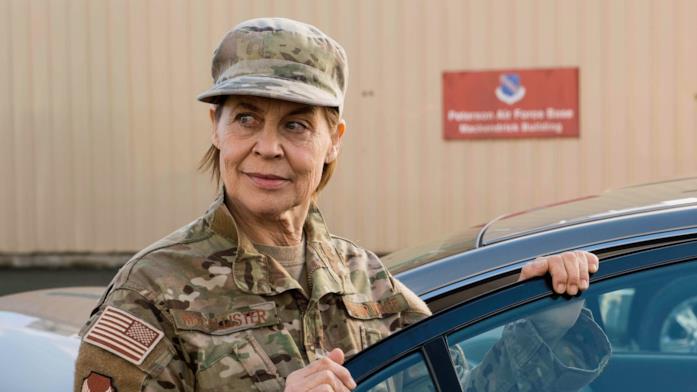 il generale McCallister in Resident Alien Linda Hamilton in Resident Alien