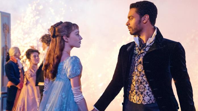 Daphne e il Duca in una scena di Bridgerton Daphne Bridgerton e il Duca di Hastings ballano in una scena della serie Netflix