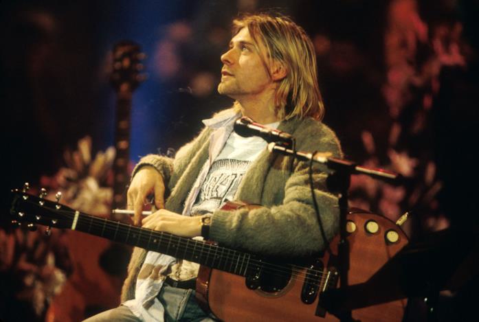 Frances Bean Cobain perde la chitarra di suo padre durante il divorzio Kurt Cobain durante il concerto MTV Unplugged 1993