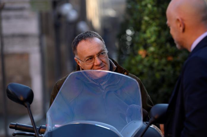 Francesco Acquaroli è Samurai nella serie televisiva Suburra Samurai, mentre è a bordo di uno scooter, parla con un uomo
