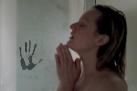 Elisabeth Moss fa la doccia e appare un'impronta sul vetro appannato