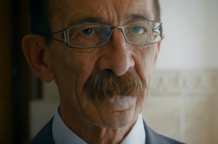 Un primo piano di Pino Maniaci nella docu-serie Vendetta - Guerra nell'antimafia
