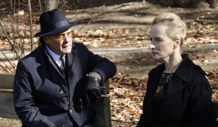 La resa dei conti tra Reddington e Katarina Rostova Red e Katarina in una scena di The Blacklist 8