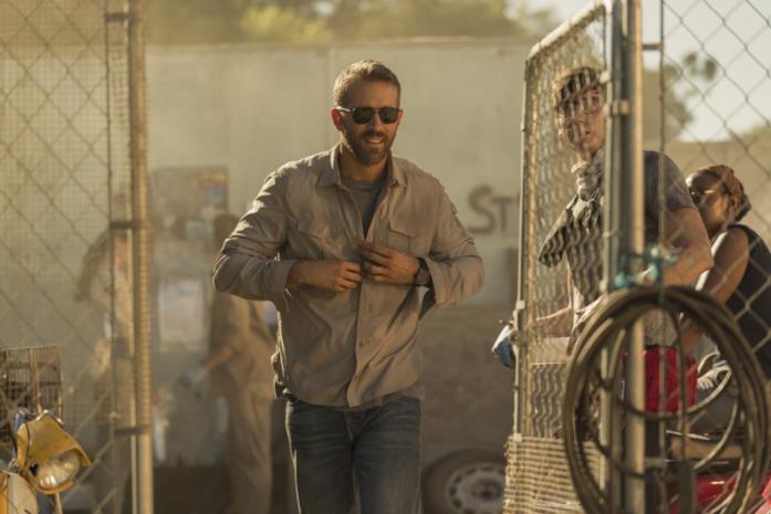 Ryan Reynold in una scena di 6 Underground Ryan Reynolds cammina in una scena di 6 Underground