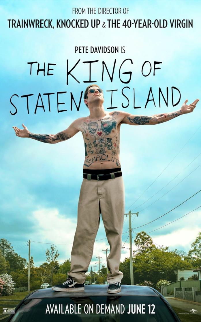 Il re di State Island, trailer e trama del film Scott, protagonista del film, a petto nudo sul tetto di una auto