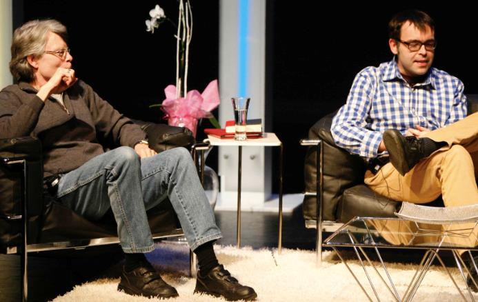 Stephen King e Owen King in un salotto