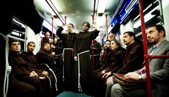 La banda in fuga in una scena di Smetto Quando Voglio - Ad Honorem