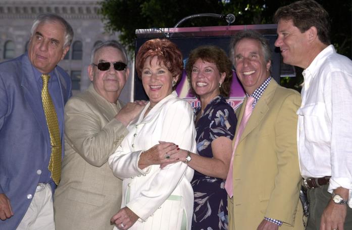 Garry Marshall con il cast di Happy Days Garry Marshall con gli attori della serie TV Happy Days