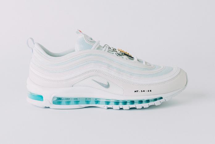 Un primo piano delle INRI Air Max 97