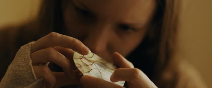 Saint Maud, tutto quello che devi sapere sul terrificante religious horror Morfydd Clark in una scena del film Saint Maud