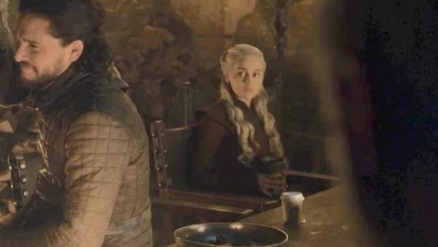 Game of Thrones, una tazza di Starbucks si mostra in scena La tazza incriminata sul tavolo