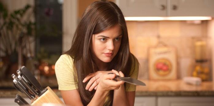 Lucy Hale è Sherrie in Scream 4 Lucy Hale con un coltello in mano