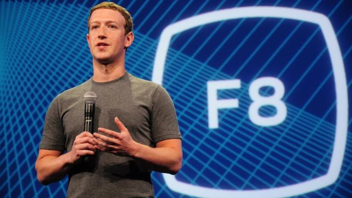 Marck Zuckberg durante l'evento F8 di Facebook a Menlo Park F8 di Facebook: Mark Zuckerbrg illustra agli sviluppatori le nuove funzioni in arrivo su Facebook