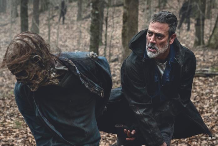 Negan colpisce uno zombie in TWD 11