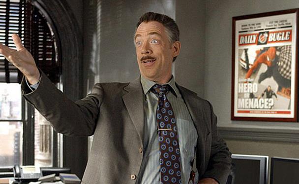Spider-Man J. J. Jameson indica qualcosa fuori dalla finestra con aria sorpresa