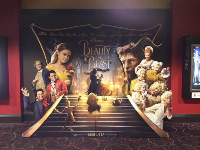 Il cartonato per i cinema de La Bella e la Bestia I protagonisti de La Bella e la Bestia