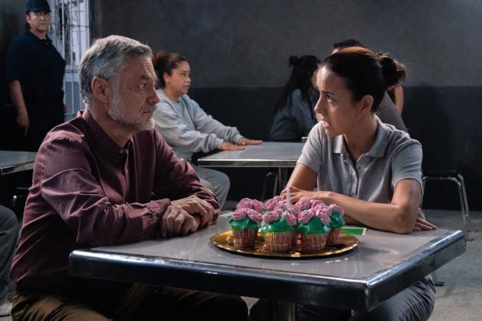 Una scena della terza stagione di La Casa de las Flores Due protagonisti di La Casa de las Flores dialogano in carcere