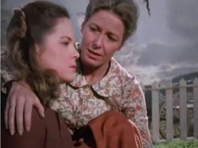 Caroline Ingalls e la figlia Mary ne La casa nella prateria Mary Ingalls e la madre Caroline una scena de La casa nella prateria
