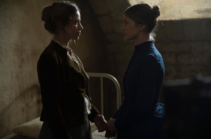 Lou de Laâge e Mélanie Laurent in una scena del film Il ballo delle pazze