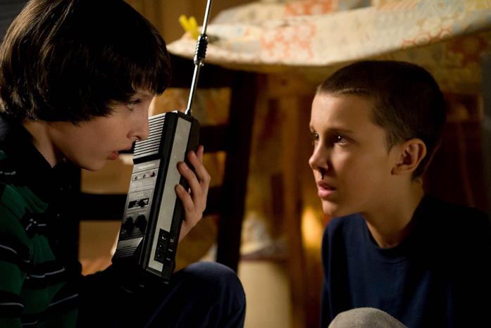 Finn Wolfhard e Millie Bobby Brown in Stranger Things 1