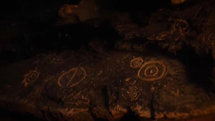 GoT 7: il simbolo del Night King a Roccia del Drago GoT 7: il simbolo del Night King nella caverna sotto a Roccia del Drago