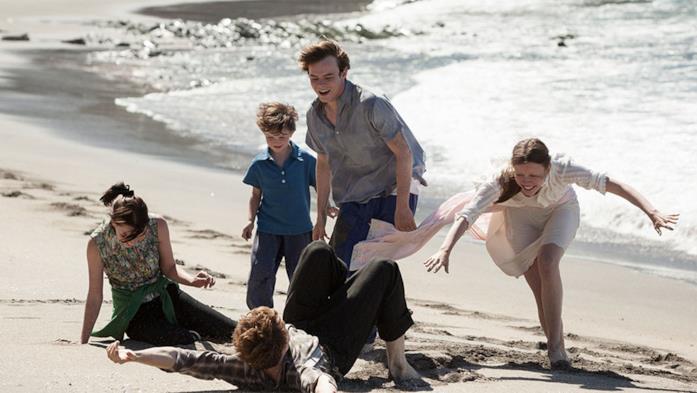 I protagonisti di Marrowbone sulla spiaggia in riva al mare