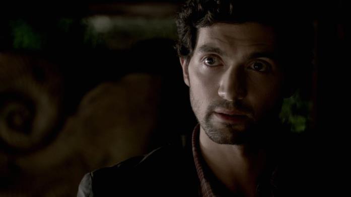 David Alpay è il professore Atticus Shane nella quarta stagione di The Vampire Diaries Il professor Shane, inerpretato dall'attore David Alpay