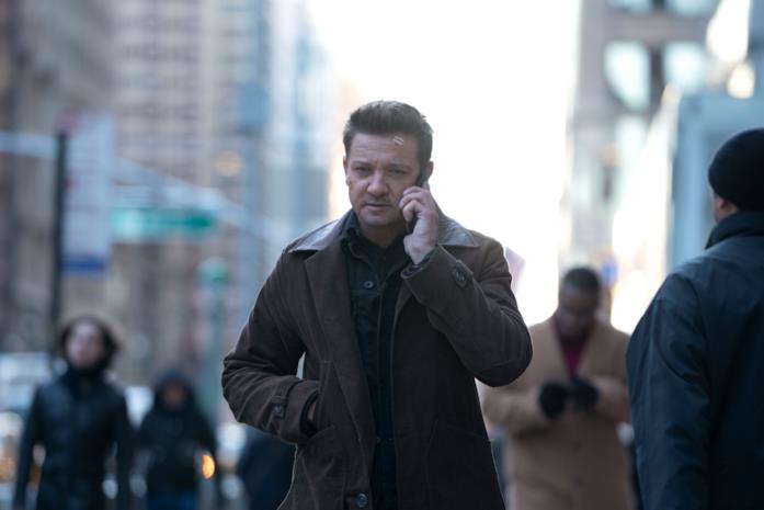 Hawkeye Clint parla al telefono