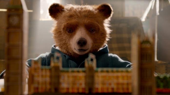 Paddington sfoglia un libro pop-up su Londra Paddington osserva divertito un libro pop-up su Londra