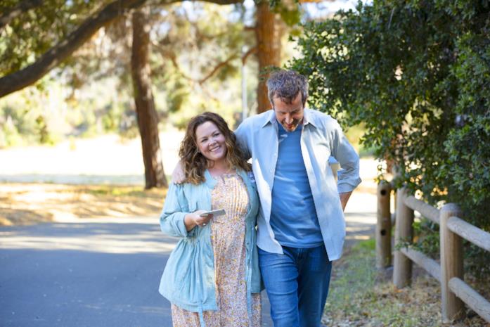 Il nido dello storno, tutto quello che devi sapere sulla toccante dramedy Netflix Melissa McCarthy e Chris O'Dowd in una scena del film Il nido dello storno