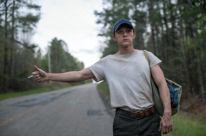 La strada del male - Tom Holland Arvin fa l'autostop