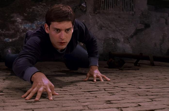 Tobey Maguire veste i panni di Spider-Man nel 2002