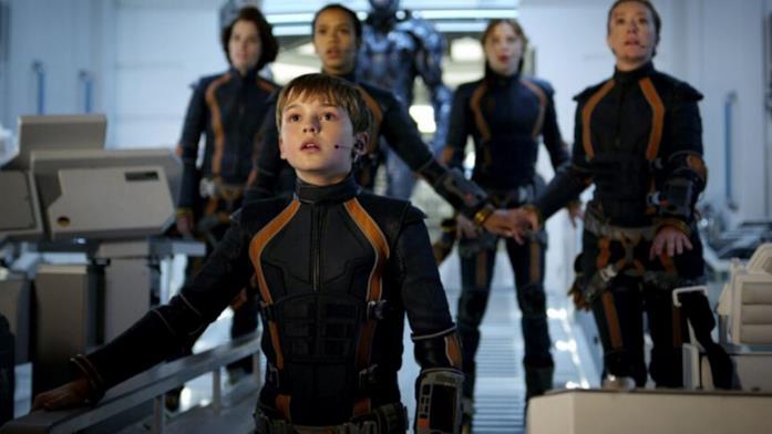 Primo piano di Maxwell Jenkins in Lost in Space