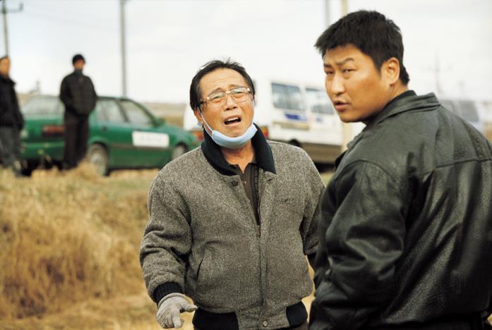 Memorie di un assassino: 10 cose da sapere sul film di Bong Joon-ho Song Kang-Ho in una scena del film Memorie di un assassino