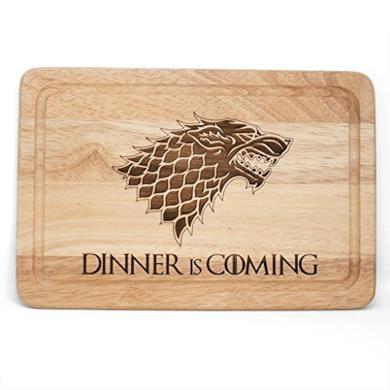 Tagliere in legno ispirato a Game of Thrones, con scritta in lingua inglese “Dinner is coming”