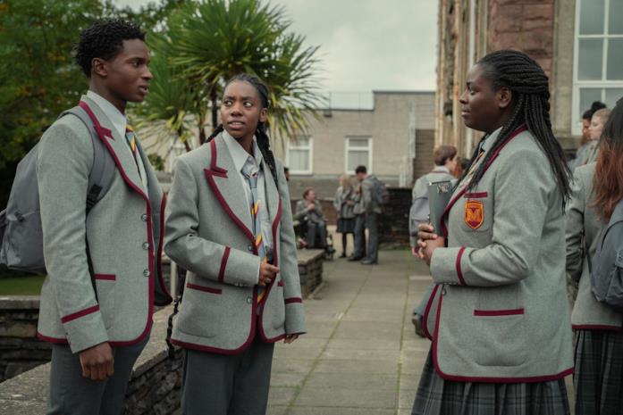 Jackson, Bev e un'altra studentessa in un'immagine promozionale della terza stagione di Sex Education Gli studenti della Moordale High