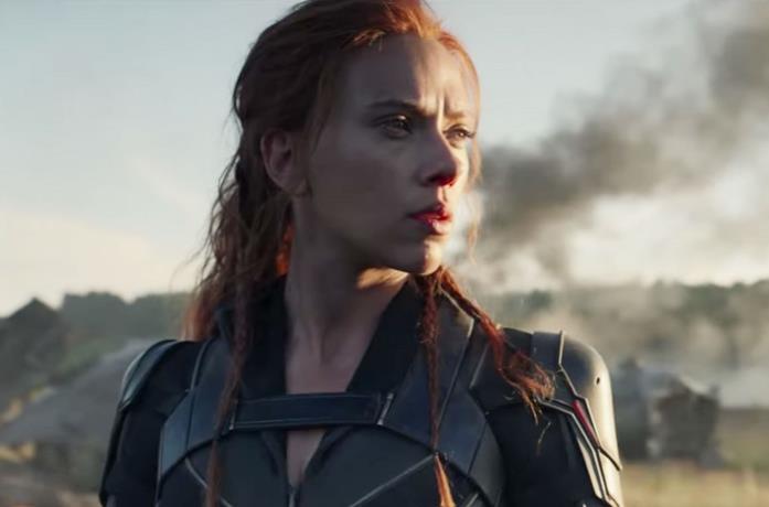 Scarlett Johansson in una scena del film Black Widow