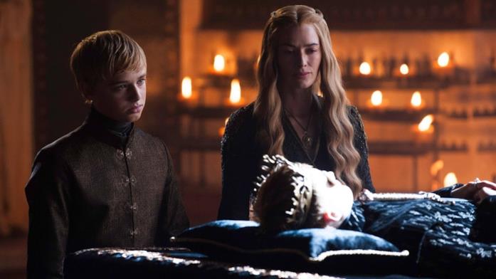 Game of Thrones: Lena Headey rivela una scena tagliata sulla gravidanza di Cersei Lena Headey nella scena del funerale del figlio Joffrey Baratheon