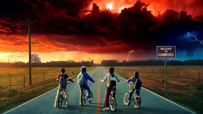 Lucas, Dustin, Mike e Will Lucas, Dustin, Mike e Will, tutti in bici di fronte a un cielo rosso in un'immagine promozionale di Stranfe
