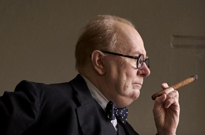 Churchill in una scena de L'ora più buia