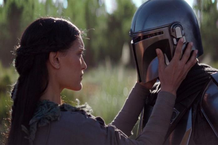The Mandalorian arriva il 24 marzo: il trailer italiano e i personaggi della serie Julia Jones e Pedro Pascal in una scena della serie The Mandalorian